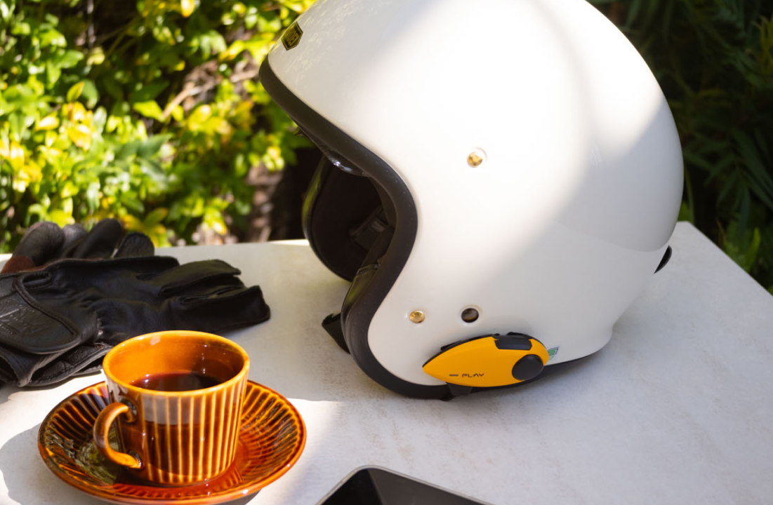 ヘルメットとコーヒーカップ