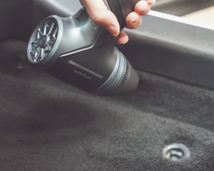 クルマ：フロアマット下